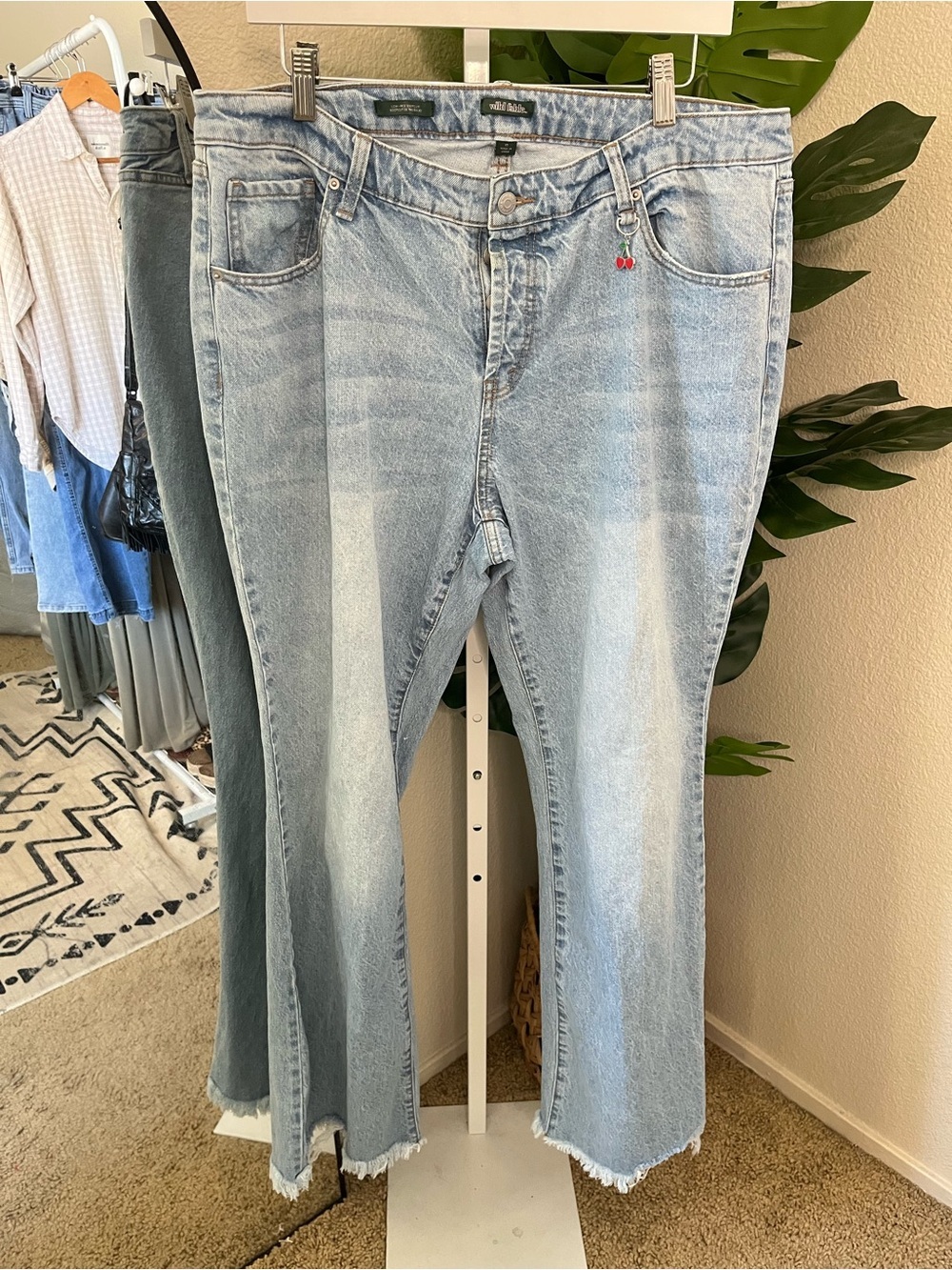 🍒 Wild Fable Low Rise Light Wash Bootcut Jeans Size 17 | Y2K Frayed Hem Denim